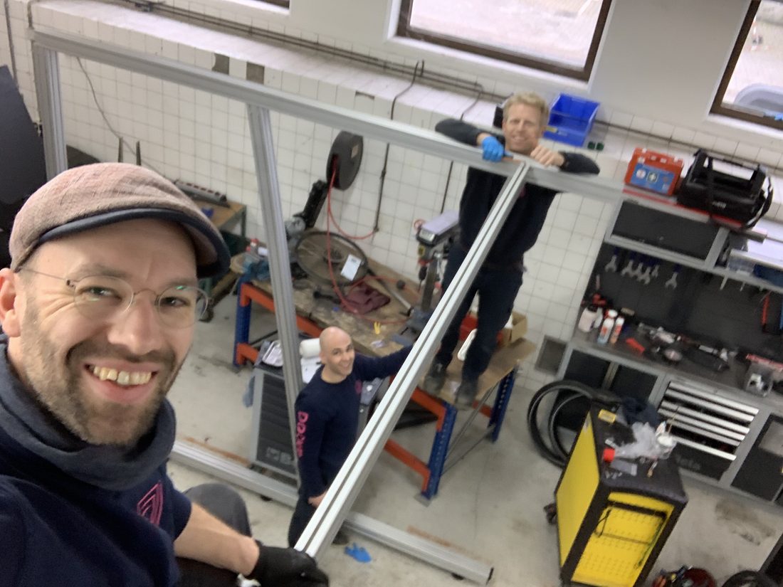 Jurjen Vellinga auf dem von ihm für DOCKR-Mechaniker entworfenen Lastenrad-Hebesystem